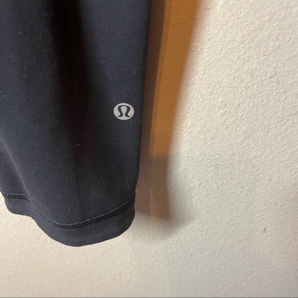 SALE!! LUULEMON on Wunder Under Crop Reversible Dense Purple / Black Size 6 Lulu - Picture 6 of 10